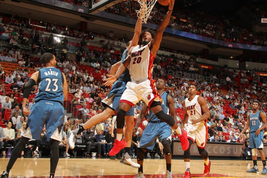 Justise Winslow di Miami Heat cerca di eludere la stoppata di un avversario dei Minnesota Timberwolves (Getty Images)